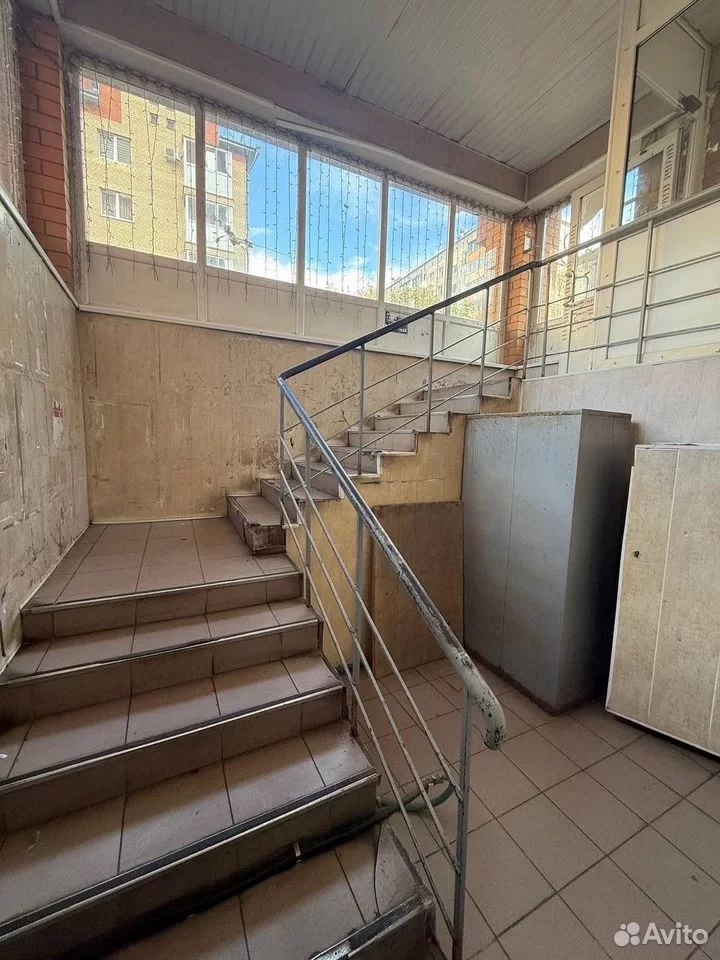 Лестница и входная группа магазина